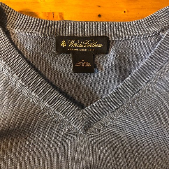 Brooks Brothers Medium Silk V-Neck Silk Sweater - Picture 2 of 2